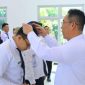 Penjabat (Pj) Bupati Kudus, Herda Helmijaya menglungkan tanda peserta kepada salah satu peserta
Pelatihan Teknis Penyusunan Renstra.
