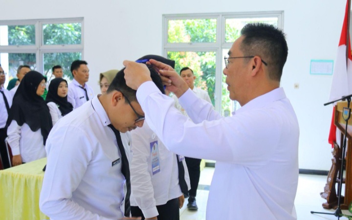 Penjabat (Pj) Bupati Kudus, Herda Helmijaya menglungkan tanda peserta kepada salah satu peserta
Pelatihan Teknis Penyusunan Renstra.

