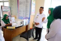 Penjabat Bupati Kudus, Herda Helmijaya, meninjau PKG di Puskesmas Rejosari, Dawe, Kamis (13/02/2025).