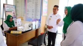 Penjabat Bupati Kudus, Herda Helmijaya, meninjau PKG di Puskesmas Rejosari, Dawe, Kamis (13/02/2025).