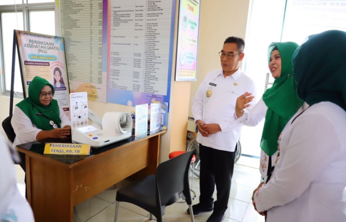 Penjabat Bupati Kudus, Herda Helmijaya, meninjau PKG di Puskesmas Rejosari, Dawe, Kamis (13/02/2025).