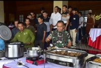 Gubernur Akmil, Mayjen TNI Arnold A.P. Ritiauw, makan siang bersama tenaga Honorer, Kamis (13/2/2025).
