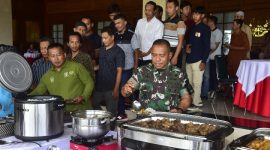 Gubernur Akmil, Mayjen TNI Arnold A.P. Ritiauw, makan siang bersama tenaga Honorer, Kamis (13/2/2025).