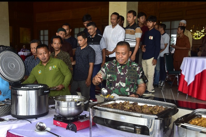 Gubernur Akmil, Mayjen TNI Arnold A.P. Ritiauw, makan siang bersama tenaga Honorer, Kamis (13/2/2025).