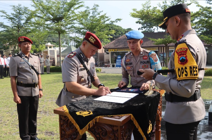 Kapolres Demak, AKBP Ari Cahya Nugraha pimpin Sertijab Wakapolres dan Kasat Reskrim Polres Demak,
di lapangan Wicaksana Laghawa, Kamis (13/2/2025).