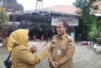Pelaksana Tugas (Plt) Kepala Dinsos P2PA Demak, Agus Herawan saat diwawancarai.