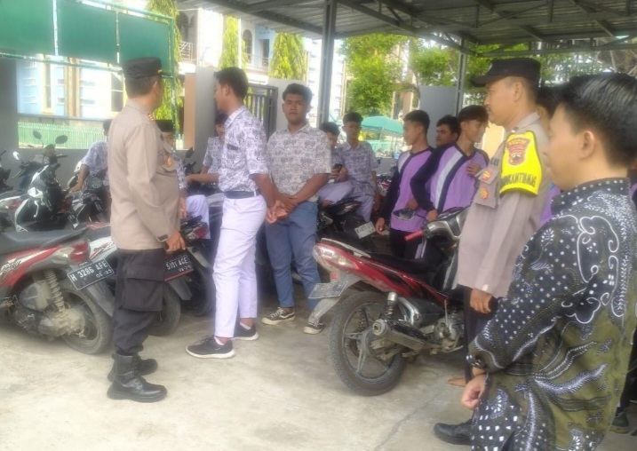 Polsek Gajah Sasar Sekolah, sosialisasikan pentingnya tertib berlalulintas.