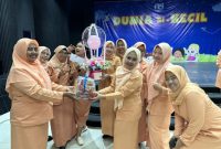Salah satu pemenang lomba merangkai buket Dharma Wanita Persatuan RRI Semarang.
