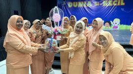 Salah satu pemenang lomba merangkai buket Dharma Wanita Persatuan RRI Semarang.