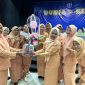 Salah satu pemenang lomba merangkai buket Dharma Wanita Persatuan RRI Semarang.