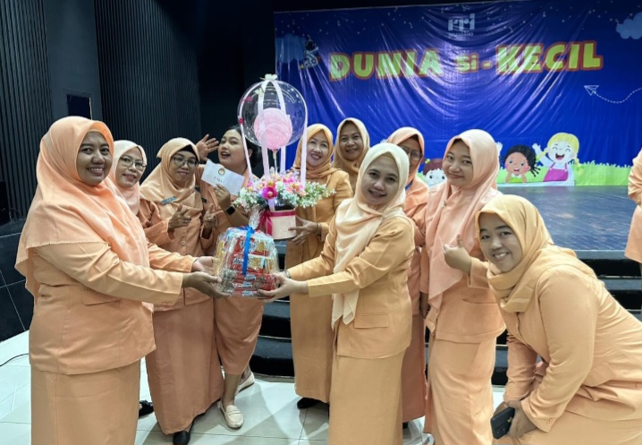 Salah satu pemenang lomba merangkai buket Dharma Wanita Persatuan RRI Semarang.