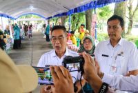 Pj. Bupati Kudus, Herda Helmijaya, saat diwawancarai wartawan, usai membuka Gerakan Pangan Murah, Jumat (14/2/2025).