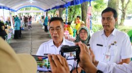 Pj. Bupati Kudus, Herda Helmijaya, saat diwawancarai wartawan, usai membuka Gerakan Pangan Murah, Jumat (14/2/2025).