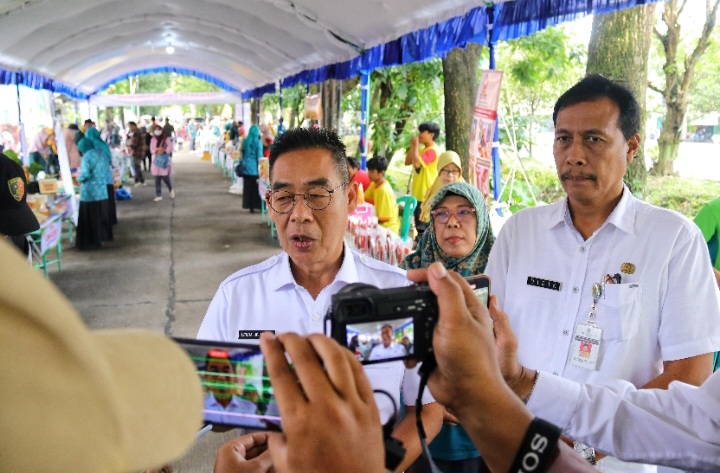 Pj. Bupati Kudus, Herda Helmijaya, saat diwawancarai wartawan, usai membuka Gerakan Pangan Murah, Jumat (14/2/2025).