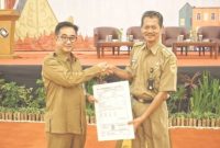 Pj Bupati Magelang, Sepyo Achanto memberikan penghargaan kepada Kecamatan Srumbung karena lunas PBB 2024 tercepat.
