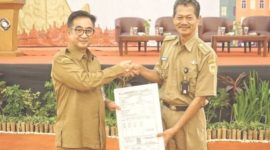 Pj Bupati Magelang, Sepyo Achanto memberikan penghargaan kepada Kecamatan Srumbung karena lunas PBB 2024 tercepat.