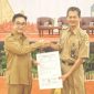 Pj Bupati Magelang, Sepyo Achanto memberikan penghargaan kepada Kecamatan Srumbung karena lunas PBB 2024 tercepat.