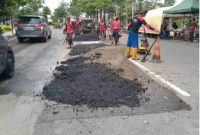 Pemkot Semarang Perbaiki Jalan Berlubang Akibat Genangan Banjir.