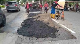 Pemkot Semarang Perbaiki Jalan Berlubang Akibat Genangan Banjir.