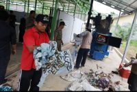 Bawaslu kota Pekalongan musnahkan ribuan Alat Peraga Kampanye di TPST Mitra Brayan Resik, Senin (17/2/2025).