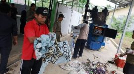 Bawaslu kota Pekalongan musnahkan ribuan Alat Peraga Kampanye di TPST Mitra Brayan Resik, Senin (17/2/2025).