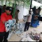Bawaslu kota Pekalongan musnahkan ribuan Alat Peraga Kampanye di TPST Mitra Brayan Resik, Senin (17/2/2025).