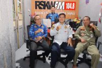 Para Narasumber usai Talk show sosislisasi Rokok Ilegal di studio Radio Suara Kota Wali 104.8 Fm, Senin (17/2/25).