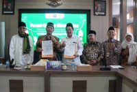 Ketua Lakpesdam PWNU Jawa Tengah, M. Zainal Anwar dan Dekan FISIP Universitas Diponegoro, Dr. Drs. Teguh Yuwono, M.Pol.Admin (tengah) usai melakukan  penandatanganan perjanjian kerjasama di Aula FISIP Undip, Kamis (13/2/2025.
