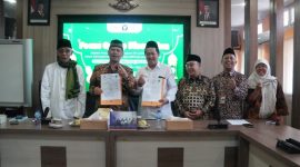 Ketua Lakpesdam PWNU Jawa Tengah, M. Zainal Anwar dan Dekan FISIP Universitas Diponegoro, Dr. Drs. Teguh Yuwono, M.Pol.Admin (tengah) usai melakukan  penandatanganan perjanjian kerjasama di Aula FISIP Undip, Kamis (13/2/2025.
