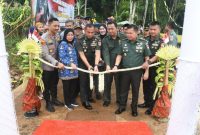 Pangdam IV/Diponegoro Mayjen TNI Deddy Suryadi, bersama Pj. Bupati Batang, Lani Dwi Rejeki, meresmikan 
Jembatan Gantung Merah Putih ke-10, Senin (17/2/2025).