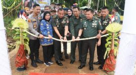 Pangdam IV/Diponegoro Mayjen TNI Deddy Suryadi, bersama Pj. Bupati Batang, Lani Dwi Rejeki, meresmikan 
Jembatan Gantung Merah Putih ke-10, Senin (17/2/2025).