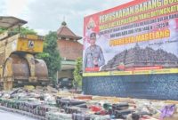 Sebanyak 3.554 botol minuman keras (Miras) berbagai merek disita dan dimusnahkan oleh jajaran Polresta Magelang, Senin (17/2/2025).