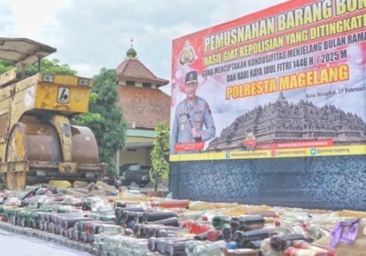 Sebanyak 3.554 botol minuman keras (Miras) berbagai merek disita dan dimusnahkan oleh jajaran Polresta Magelang, Senin (17/2/2025).