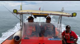 Tim SAR Gabungan sedang mencari
Jamil (60), ABK Tiga Putri yang terjatuh dan hilang di perairan Bondo, Kecamatan Bangsri, Kabupaten Jepara, Selasa (18/2).
