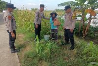Kapolsek Karangtengah, AKP Setiyo menyerahkan langsung bantuan sembako kepada petani di desa Klitih, Rabu (19/2).
