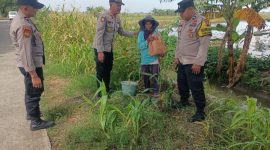 Kapolsek Karangtengah, AKP Setiyo menyerahkan langsung bantuan sembako kepada petani di desa Klitih, Rabu (19/2).