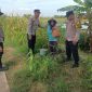Kapolsek Karangtengah, AKP Setiyo menyerahkan langsung bantuan sembako kepada petani di desa Klitih, Rabu (19/2).