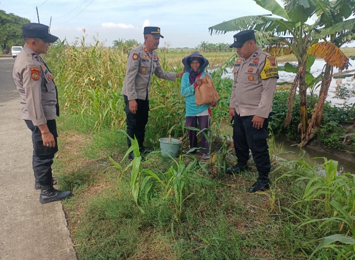Kapolsek Karangtengah, AKP Setiyo menyerahkan langsung bantuan sembako kepada petani di desa Klitih, Rabu (19/2).