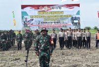 Danramil 04/Dempet, Kapten Inf Irwandi, bertindak selaku Komandan Upacara (Danup) dalam upacara pembukaan TMMD Reguler Ke-123 Kodim Demak, di Lapangan Desa Bandungrejo, Kecamatan Karanganyar, Kabupaten Demak, Rabu (19/2/2025).
