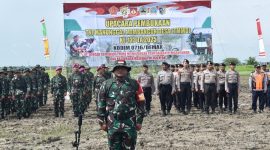 Danramil 04/Dempet, Kapten Inf Irwandi, bertindak selaku Komandan Upacara (Danup) dalam upacara pembukaan TMMD Reguler Ke-123 Kodim Demak, di Lapangan Desa Bandungrejo, Kecamatan Karanganyar, Kabupaten Demak, Rabu (19/2/2025).