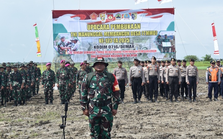 Danramil 04/Dempet, Kapten Inf Irwandi, bertindak selaku Komandan Upacara (Danup) dalam upacara pembukaan TMMD Reguler Ke-123 Kodim Demak, di Lapangan Desa Bandungrejo, Kecamatan Karanganyar, Kabupaten Demak, Rabu (19/2/2025).