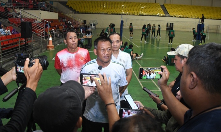 Kapusjaspermildas TNI, Brigjen TNI Arie Tri Hedhianto, selaku Ketua Tim Rekrutmen Prajurit TNI melalui jalur khusus bagi para atlet bola voli putri berprestasi di wilayah Kodam IV/Diponegoro, saat diwawancari awak media, Rabu (19/2/2025).