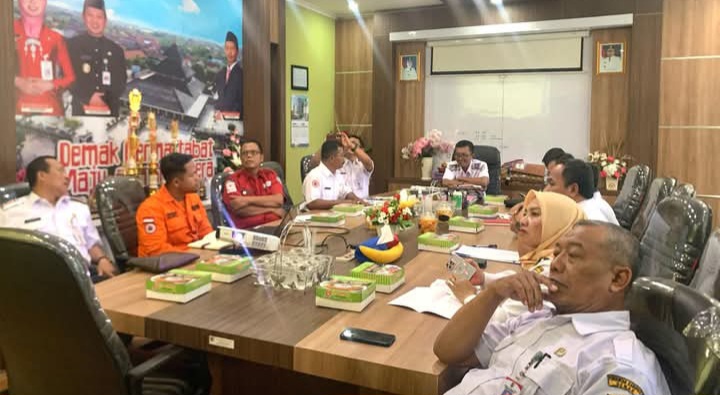 Rapat koordinasi dan evaluasi terkait penanganan banjir yang melanda wilayah Demak, khususnya di Kecamatan Bonang, Karangtengah, dan Sayung, Rabu (19/2/2025).