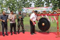 Pj Bupati Pati, Sujarwanto Dwiatmoko, didampingi Dandim 0718/Pati Letkol Inf Jon Young Saragi, resmi membuka TMMD Sengkuyung I Tahun Anggaran 2025 di Wilyah Pati, Rabu (19/2).