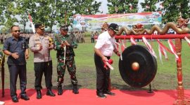 Pj Bupati Pati, Sujarwanto Dwiatmoko, didampingi Dandim 0718/Pati Letkol Inf Jon Young Saragi, resmi membuka TMMD Sengkuyung I Tahun Anggaran 2025 di Wilyah Pati, Rabu (19/2).