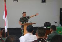 Dandim 0718/Pati, Letkol Inf Jon Young Saragi, saat sharing bersama seluruh Komandan Koramil (Danramil) serta Bintara Tinggi Tata Urusan Dalam (Bati Tuud) untuk mensukseskan swasembada pangan, yang berlangsung di aula Makodim Pati, Rabu (19/2).