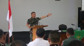 Dandim 0718/Pati, Letkol Inf Jon Young Saragi, saat sharing bersama seluruh Komandan Koramil (Danramil) serta Bintara Tinggi Tata Urusan Dalam (Bati Tuud) untuk mensukseskan swasembada pangan, yang berlangsung di aula Makodim Pati, Rabu (19/2).