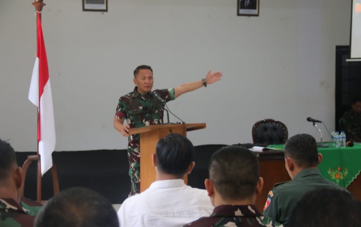 Dandim 0718/Pati, Letkol Inf Jon Young Saragi, saat sharing bersama seluruh Komandan Koramil (Danramil) serta Bintara Tinggi Tata Urusan Dalam (Bati Tuud) untuk mensukseskan swasembada pangan, yang berlangsung di aula Makodim Pati, Rabu (19/2).