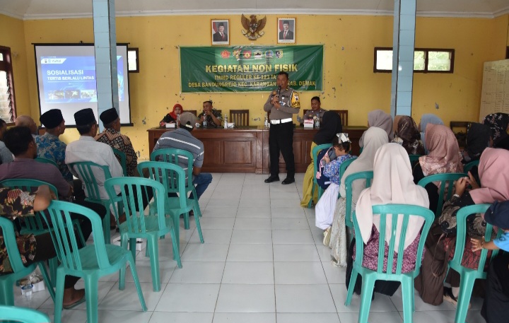 Dukung TMMD, Polres Demak Berikan Penyuluhan Tertib Lalu Lintas dan Bahaya Narkoba