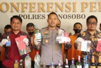 Wakapolres Wonosobo, Kompol Agustinus David Putraningtyas (tengah) saat konferensi pers, Jumat (21/2).